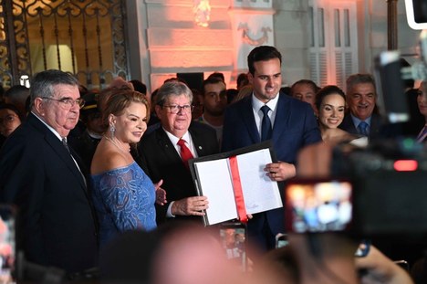 Matéria extraída do site https://auniao.pb.gov.br/noticias/caderno_politicas/lucas-ribeiro-assume-governo-da-pb , e publicada originalmente na edição impressa do dia 03 de abril de 2026, por Emerson da Cunha.